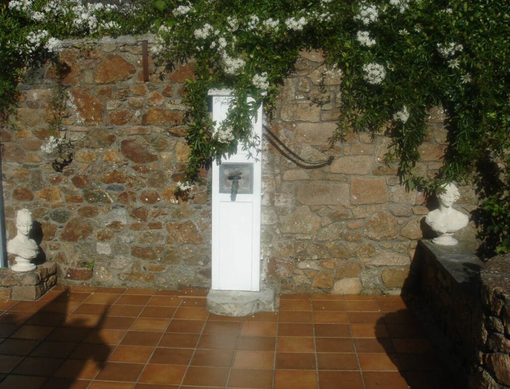 The old granite water pump that gives La Pompe its name